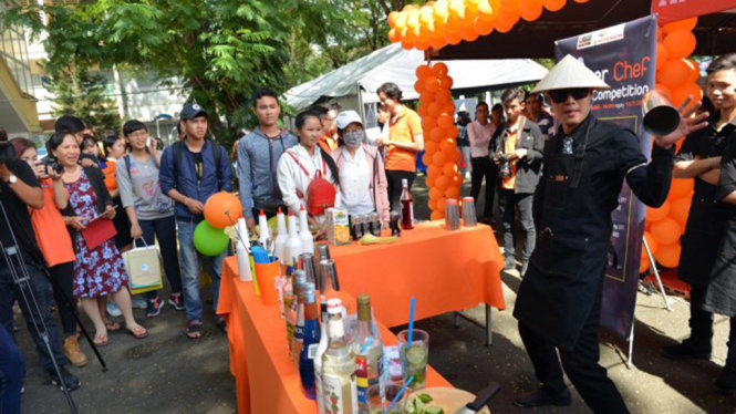 Các trường CĐ, trường nghề thu hút thí sinh bằng những hoạt động hấp dẫn tại ngày hội - Ảnh: Duyên Phan