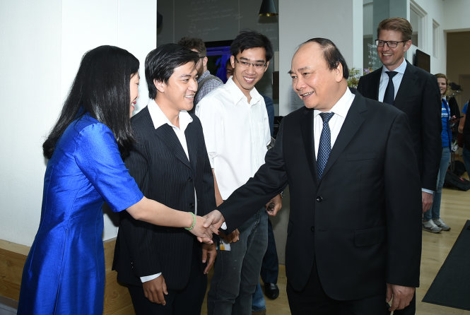 Lưu học sinh Việt Nam đang học tập tại Đại học Wageningen đón chào Thủ tướng Nguyễn Xuân Phúc. Ảnh: VGP/Quang Hiếu