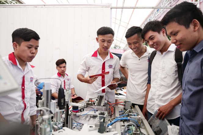 Thí sinh hứng khởi tham gia Ngày hội tư vấn xét tuyển do Báo Tuổi trẻ tổ chức tháng 7-2017 tại Hà Nội- ảnh: Nguyễn Khánh