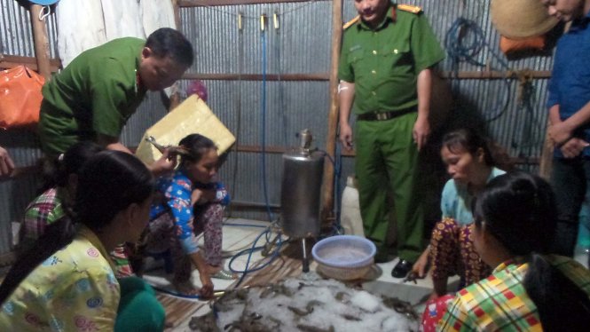 Lực lượng liên ngành lại bắt quả tang thêm hai vụ bơm chích tạp chất vào tôm nguyên liệu vào chiều 13-7 - Ảnh: Ngọc Hân