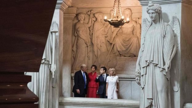 Tổng thống Mỹ Donald Trump (trái) và tổng thống Pháp Emmanuel Macron cùng các đệ nhất phu nhân đến thăm lăng mộ Napoleon Bonaparte - Ảnh: AFP