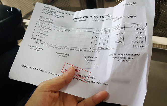 Bà M. trả hơn 2 triệu đồng cho thực phẩm chức năng Glutamax, mà nghĩ là thuốc có công dụng chữa bệnh do không được bác sĩ thông tin rõ                - Ảnh: Q.LIÊN