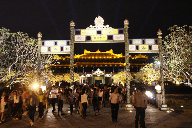 Tham quan Đại Nội ban đêm là sản phẩm mới của du lịch Huế, sẽ được hoàn thiện trong thời gian tới - Ảnh: NHẬT LINH