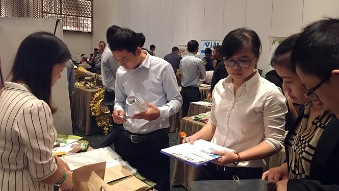 Các chuyên gia cho rằng cần đưa các chính sách hỗ trợ vào thực tế nhằm tạo lực đẩy cho các doanh nghiệp. Trong ảnh là các doanh nghiệp nhỏ và vừa, doanh nghiệp khởi nghiệp giới thiệu sản phẩm tại Ngày hội kết nối hôm nay, 15-7 - Ảnh: A.H