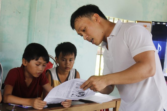 Lớp học tiếng Anh do các bạn trẻ mở ra để dạy miễn phí cho học trò ở quê - Ảnh: NGUYÊN THẢO