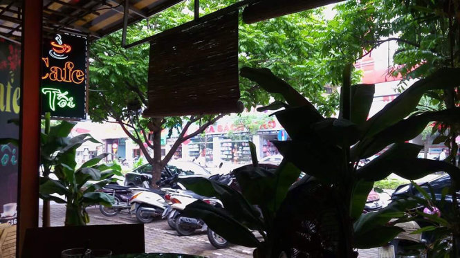 Phía trước quán cà phê là hiện trường nơi xảy ra vụ việc - Ảnh: TRÍCH PHÚC