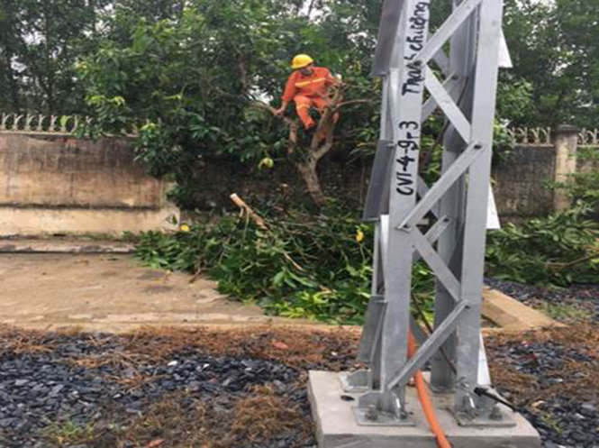 Nhân viên điện lực Nghệ An đang tham gia ứng phó cơ bão số 2 - Ảnh: NA