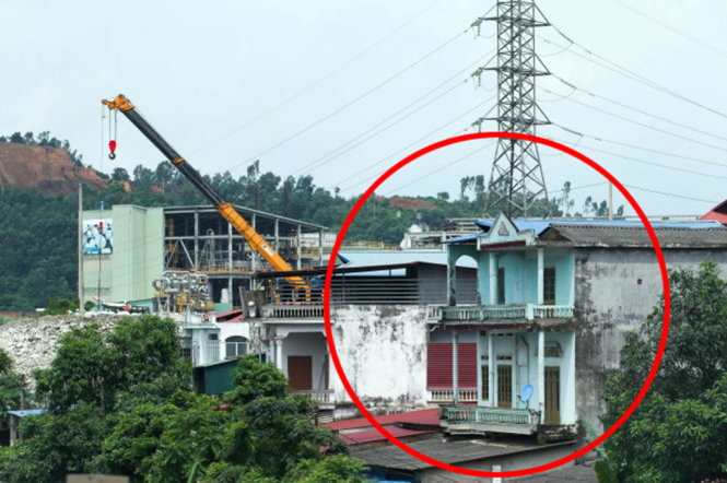 Vẫn còn nhiều nhà dân chưa di dời, nằm cách khu vực dự án Núi Pháo chưa đầy 200m - Ảnh: NG.KHÁNH