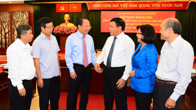Các đại biểu trò chuyện tại hội thảo sáng 17-7 - Ảnh: H.K