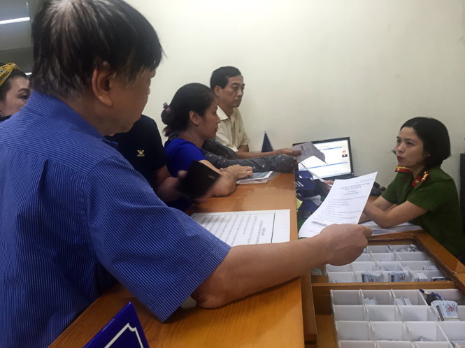 Người dân đến làm thủ tục cấp thẻ căn cước công dân tại Hà Nội - Ảnh: PHƯƠNG CHINH