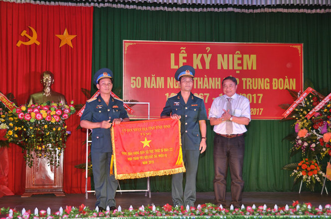 Lãnh đạo UBND tỉnh Bình Định tặng Cờ thi đua xuất sắc cho Trung đoàn 925 -
 Ảnh: VĂN LƯU