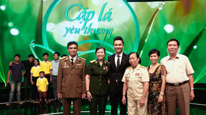 MC Hạnh Phúc cùng khách mời, cựu chiến binh và các em thiếu nhi tham gia chương trình - Ảnh: VŨ ĐÌNH HOÀNG