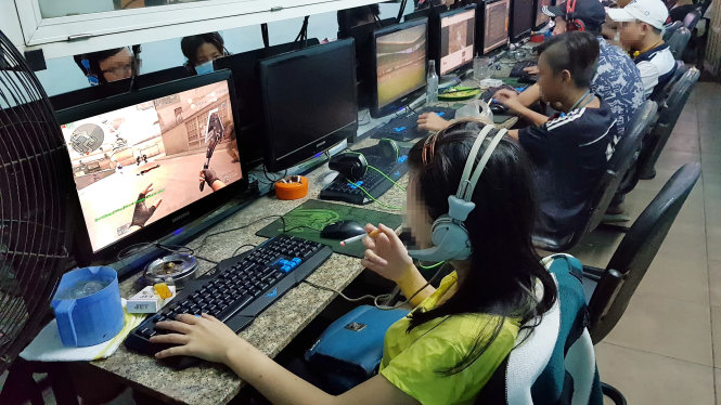 Nữ game thủ Kim Chi vừa cày game, vừa hút thuốc lá - Ảnh: NGỌC HIỂN