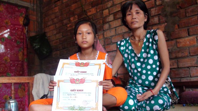 Lam Chiều cùng người mẹ bệnh tật triền miên trong căn nhà xóa đói giảm nghèo. - Ảnh: HẠNH NGUYỄN
