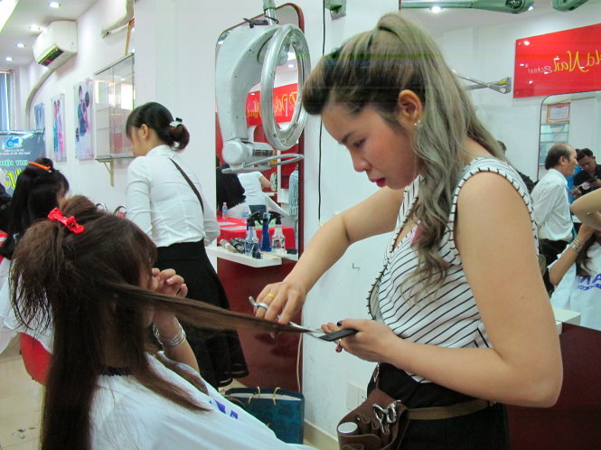 Các tay kéo trổ tài tại hội thi “Cây kéo vàng” năm 2016 - Ảnh: K.ANH