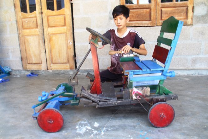 Lê Thiên Ân bên chiếc xe điện tự chế của mình - Ảnh: NHẬT LINH
