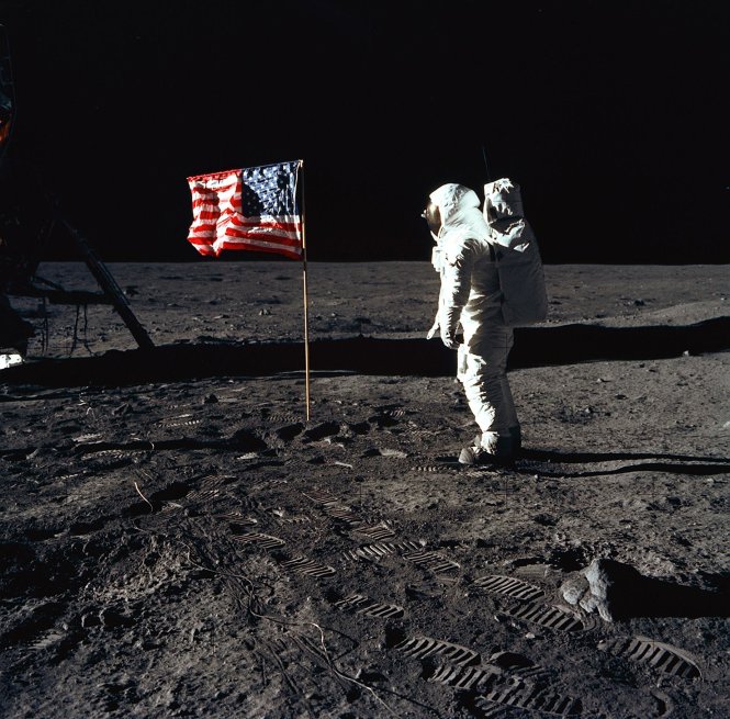 Nhà du hành vũ trụ Neil Armstrong trong bức ảnh lịch sử ngày 20-7-1969 khi ông đặt chân lên Mặt trăng và cắm lá quốc kỳ của Mỹ tại đó - Ảnh: NASA