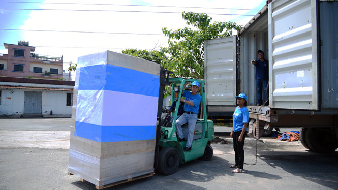 Sàn giao dịch vận tải hàng hóa chưa thu hút nhiều khách dù được tin có thể giúp giảm ùn tắc, chi phí vận tải. Trong ảnh: bốc xếp hàng hóa tại cảng Cát Lái, TP.HCM - Ảnh: HỮU THUẬN