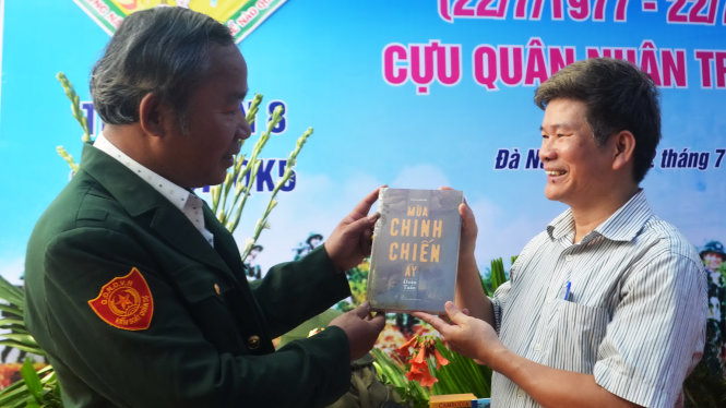 Tác giả Đoàn Tuấn (phải) tặng sách cho đồng đội của mình tại buổi gặp mặt Ảnh: ĐOÀN NHẠN