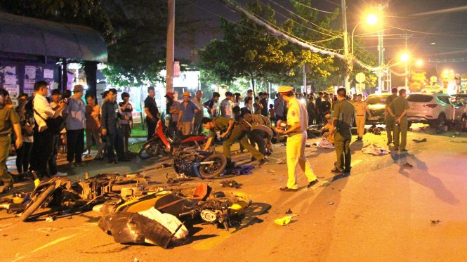 Xe máy nằm la liệt sau tai nạn - Ảnh: HẢI HIẾU