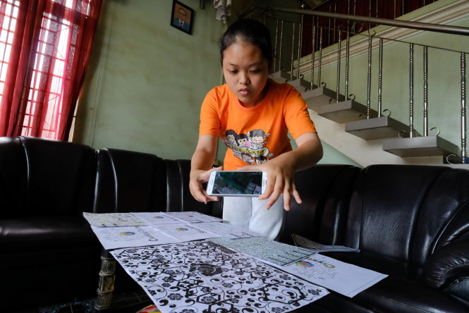 Trần Thị Anh Thư đang đang kiểm tra lại độ hoàn thiện công nghệ thực tế ảo tăng cường được tích hợp trong phần mềm. Ảnh: M.VINH