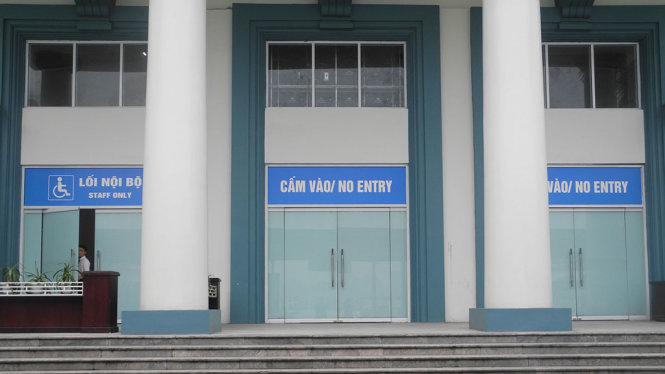 Lối đi cũ tại Cảng Tuần Châu được đóng lại trở thành lối đi nội bộ - Ảnh: ĐỨC HIẾU