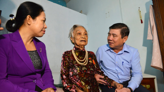 Ông Nguyễn Thành Phong - Chủ tịch UBND TP.HCM thăm hỏi mẹ Việt Nam anh hùng Lương Thị Lộc tại nag riêng trên đường Bàu Cát 3, Q.Tân Bình - Ảnh: Lê Phan