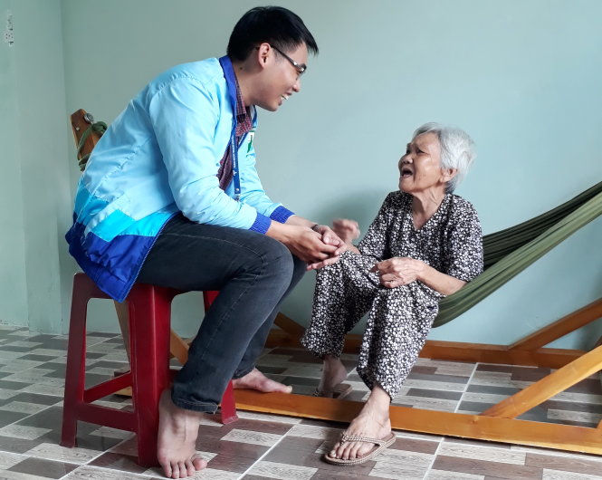 Đại diện Đoàn Trường ĐH Y khoa Phạm Ngọc Thạch đến thăm và khảo sát thông tin sức khỏe mẹ VN anh hùng Hà Thị Gai (xã Lê Minh Xuân, H.Bình Chánh, TP.HCM) - Ảnh: Q.NG.