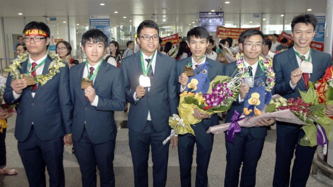 Các thành viên đội tuyển Olympic toán học Việt Nam với bốn huy chương vàng, một bạc và một đồng đã trở về Hà Nội vào sáng 25-8 - Ảnh: NGUYỄN KHÁNH