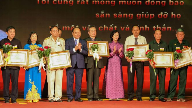 Thủ tướng Chỉnh phủ Nguyễn Xuân Phúc tặng bằng khen cho các đại biểu tiêu biểu nhất - Ảnh: VIỆT DŨNG