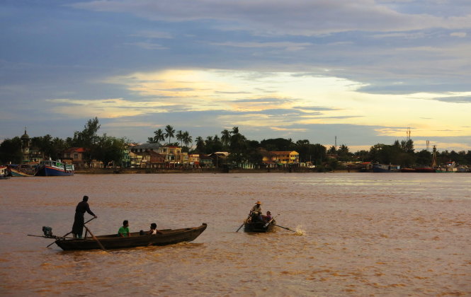 Góc phố ven sông Pathein dậy sắc trong ráng chiều.-Ảnh: T.T.H.