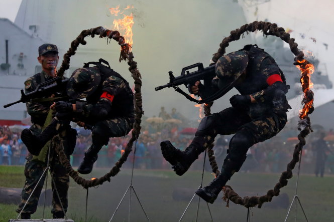 Binh sĩ Trung Quốc biểu diễn kỹ năng tại một căn cứ hải quân ở Hong Kong ngày 8-7 - Ảnh: REUTERS
