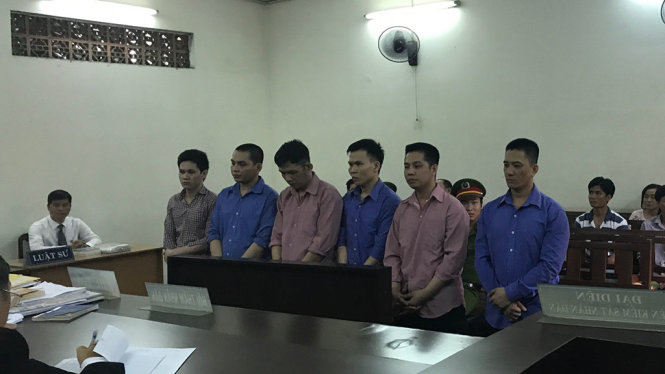 Các bị cáo tại tòa - Ảnh: TUYẾT MAI
