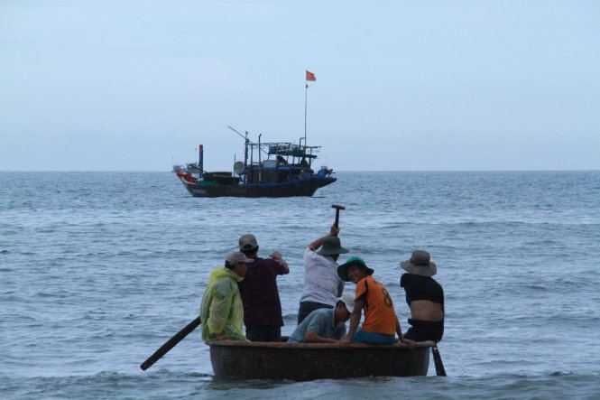 Ra khơi trong mùa biển động, ngư dân luôn phải đối mặt với hiểm nguy rình rập - Ảnh: TẤN VŨ