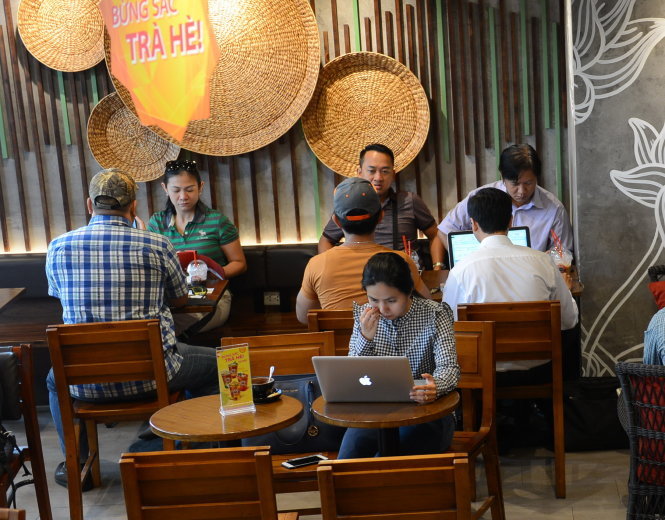 Một góc của quán cà phê tại TP.HCM vừa thư giãn vừa làm việc - Ảnh: QUANG ĐỊNH