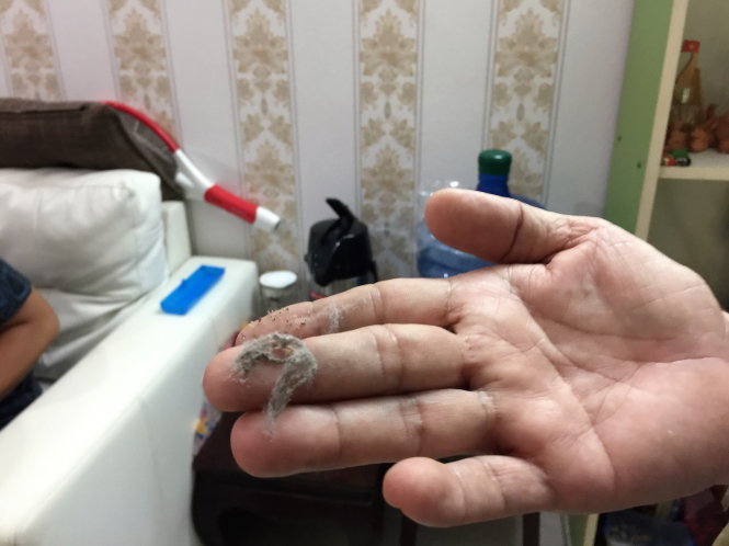 “Bụi lạ” nghi là bụi vải bám dày đặc ở các căn hộ khu chung cư Ehome 3 -
 Ảnh: N.TRIỀU