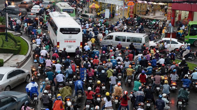 Dù có cầu vượt vào sân bay nhưng khu vực vòng xoay Lăng Cha Cả vẫn thường xuyên bị ùn tắc giao Thoòng - Ảnh TỰ TRUNG