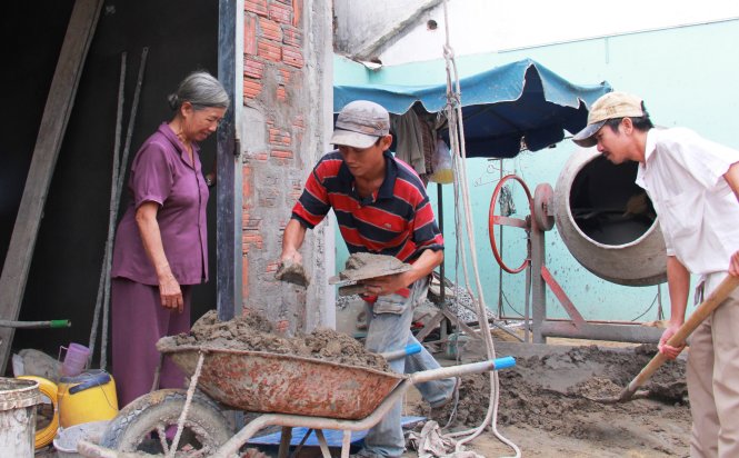 Bà Vũ Thị Tuyết Mai (74 tuổi) vui mừng khi có được ngôi nhà để tránh mưa tránh bão - Ảnh: Tr.MAI