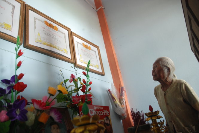 Những tấm bằng Tổ quốc ghi công này cũng là di ảnh của chồng và hai con trai của mẹ Trần Thị Con - Ảnh: Q.NAM