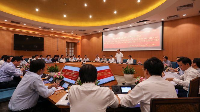 Bí thư Nguyễn Thiện Nhân chủ trì buổi trao đổi kinh nghiệm với TP. Hà Nội - Ảnh: VIỆT DŨNG