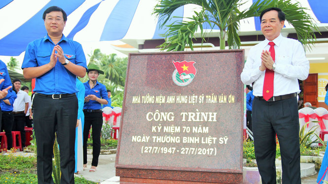 Anh Lê Quốc Phong, Bí thư thứ nhất Trung ương Đoàn Thanh niên cộng sản Hồ Chí Minh thắp hương tại Nhà tưởng niệm liệt sĩ anh hùng Trần Văn Ơn - Ảnh: MẬU TRƯỜNG
