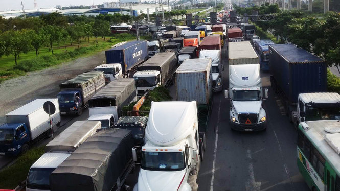 Xa lộ Hà Nội đoạn dẫn lên cầu vượt Trạm 2 ách tắc hàng km - Ảnnh: TÂM ĐỨC