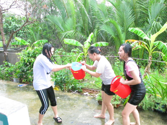 Các bạn nhỏ về quê chơi tắm mưa - Ảnh: K.ANH