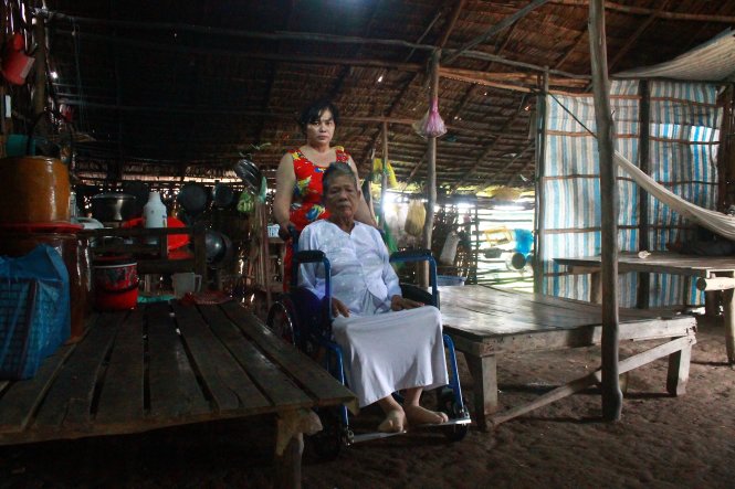 Mẹ Quờn (ngồi xe lăn) và chị Xíu trong “biệt phủ” của mình - Ảnh: HOÀNG QUÂN