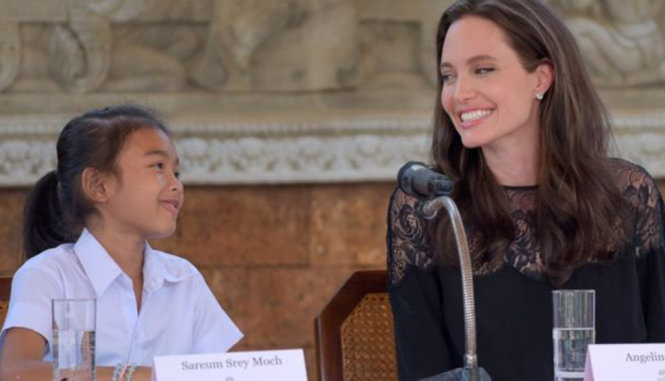 Angelina Jolie và Srey Moch trong buổi họp báo - Ảnh: Getty Images