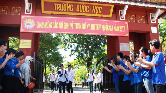Nhiều thí sinh cùng phụ huynh tỏ ra thắc mắc vì nhiều ngành học thuộc ĐH Huế có điểm chuẩn dưới điểm sàn - Ảnh: NHẬT LINH