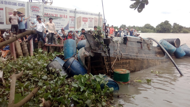 Chiếc ghe bị nạn đã được trục vớt vào trưa 31-7 - Ảnh: ĐÌNH TRỌNG