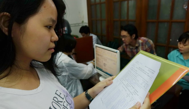 Thí sinh điều chỉnh nguyện vọng tại trường THPT Bùi Thị Xuân, Q.1, TP.HCM - Ảnh: NHƯ HÙNG