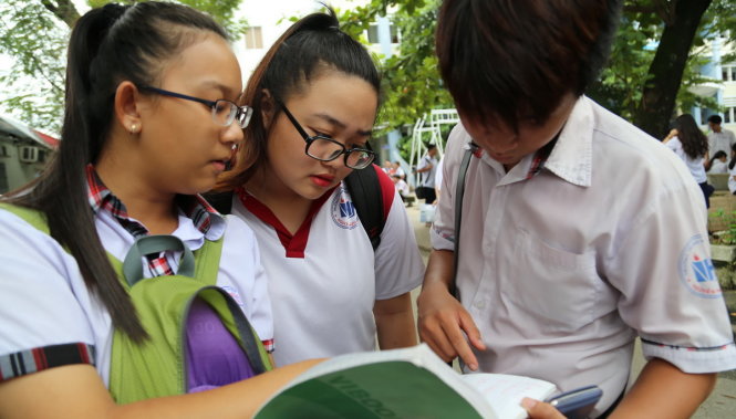 Thí sinh dự thi THPT quốc gia 2017 tại TP.HCM - Ảnh: NHƯ HÙNG