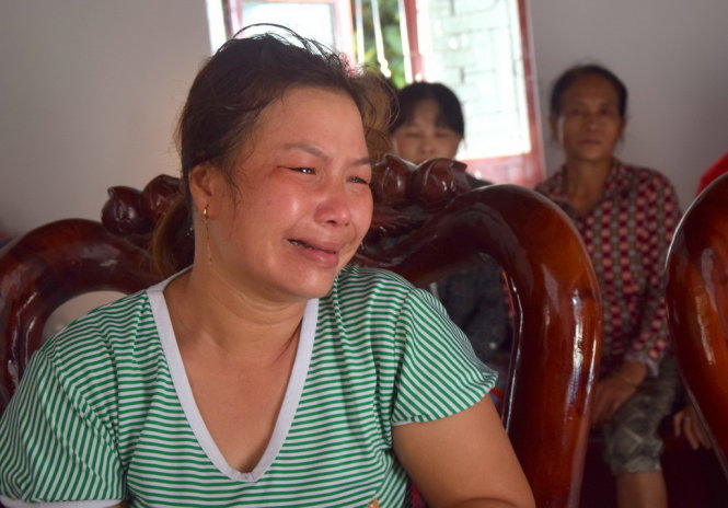 Chị Giàu vợ anh Lê Quý cùng hàng xóm ngồi chờ tin từ biển khơi – Ảnh: TRƯỜNG ĐĂNG